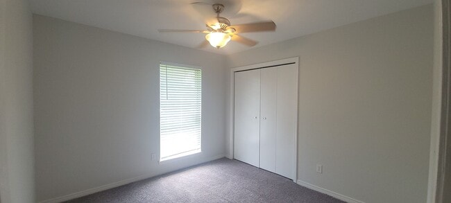 Building Photo - Beautiful 3 bedroom/2 bath with fireplace and huge covered back patio!