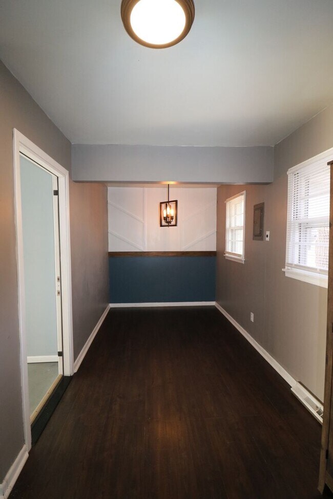 Building Photo - Awesome 4 bedroom home located just a short walk from Campus and Bill Snyder Family Stadium!