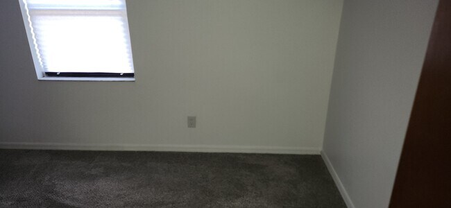 Building Photo - 242 Redbud Ln