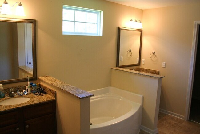 Building Photo - 4 bedroom cul de sac lot