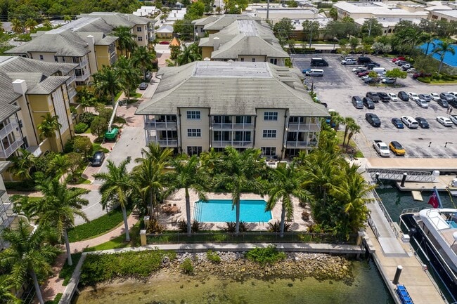 Building Photo - Top Floor Waterfront Condo - Renovated 1 B...