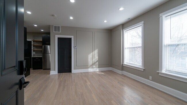 Building Photo - 1706 W Balmoral Ave