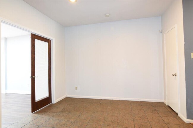 Building Photo - 940 Wycliffe Dr