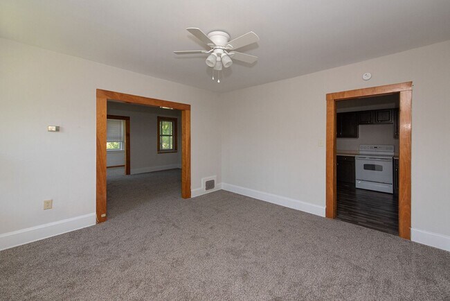 Building Photo - COVEDALE - Charming 3 bed apt, upstairs of...