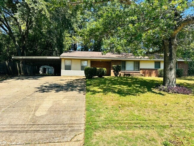 Building Photo - ** 5 Bed 2 Bath located in County Downs** ...