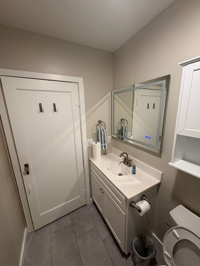 Building Photo - COMPLETE Remodel 2 Bedroom / 1 Bath House