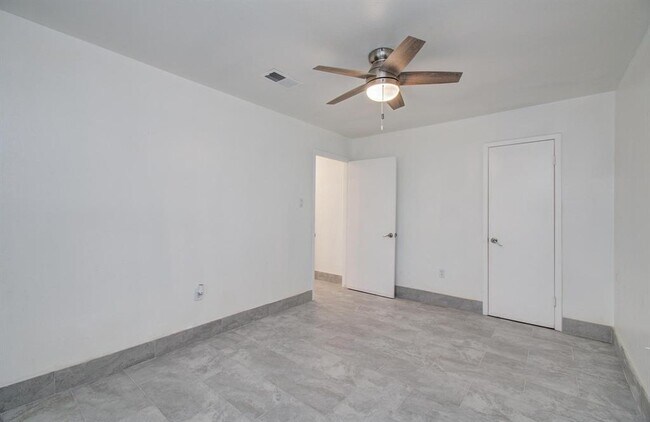Building Photo - 502 Guyer St
