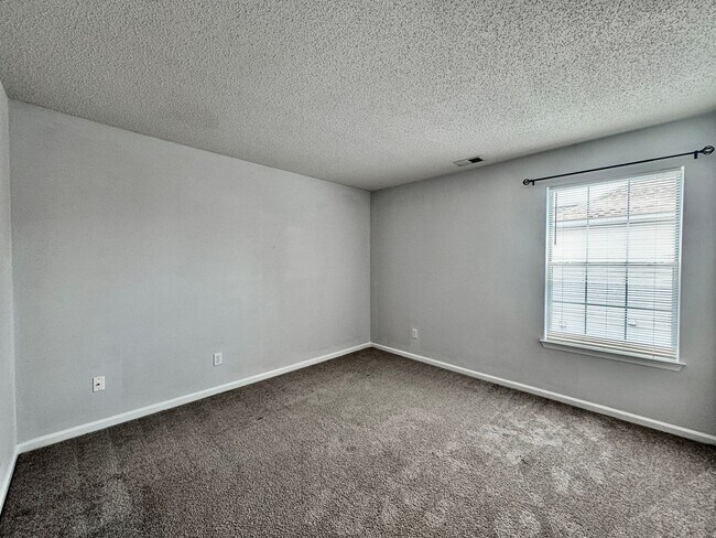 Building Photo - 4-Bedroom Home Castleton Ready 07-16-26! A Pet-Friendly Home - All Appliances - Fenced Yard - Exc...
