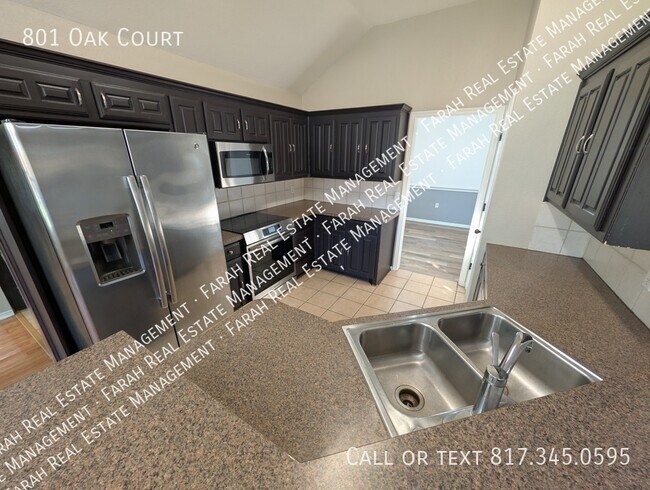 Building Photo - 801 Oak Ct