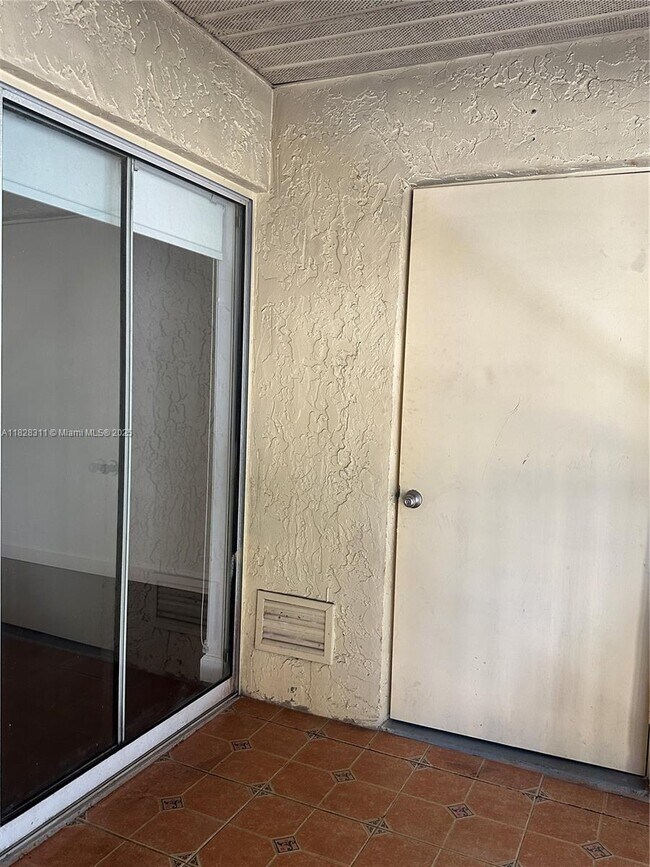 Building Photo - 906 Coral Club Dr