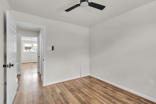 Building Photo - Newly Renovated 2 BR/ 1.5 BA Condo off Eas...