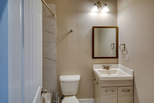 Building Photo - 2 Bed, 2 Bath Available Now!