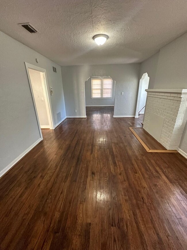 Building Photo - Fully Renovated 3/2 Available for Immediat...