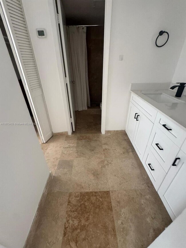 Building Photo - 500 Bayview Dr