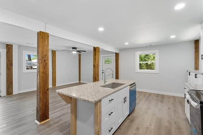 Building Photo - 96 Collins Rd