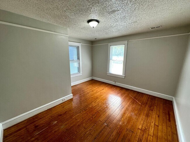 Building Photo - 321 50th St