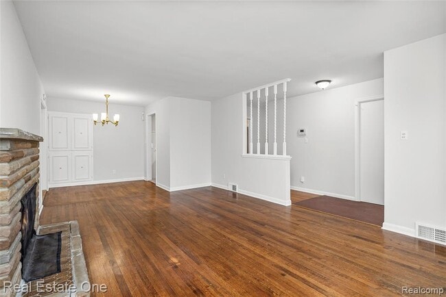 Building Photo - 2360 Pine View Dr