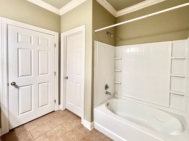 Building Photo - Three Bedroom Townhouse in Gated Community...