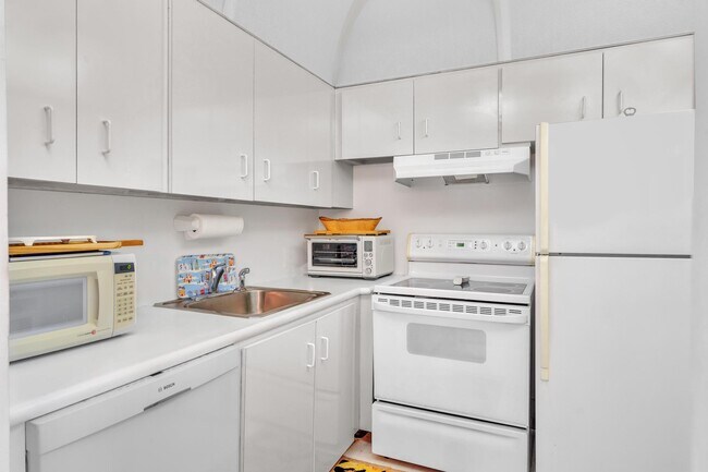 Building Photo - 576 Fanshaw N