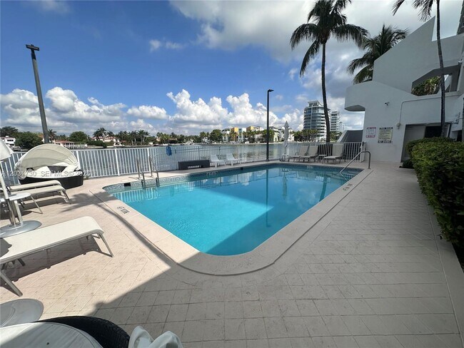Building Photo - 5880 Collins Ave