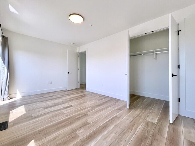 Building Photo - 375 Monmouth St