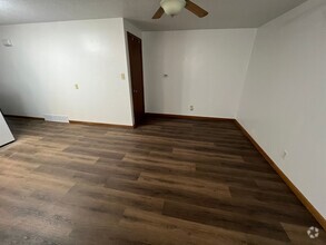 Building Photo - Lower Level Unit in Duplex For Rent