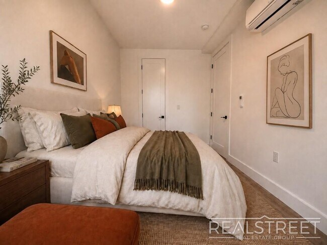 Building Photo - Luxury Apartment with Modern Finishes & Private Balcony