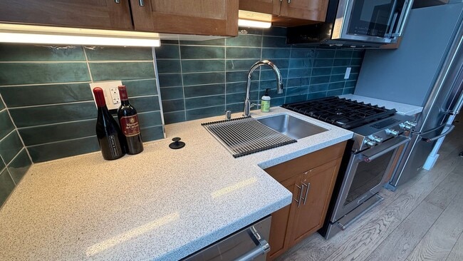 Building Photo - EPIC REA- Amazing SOMA Loft w/View - 1 BR/1.5 BA, Parking, Storage