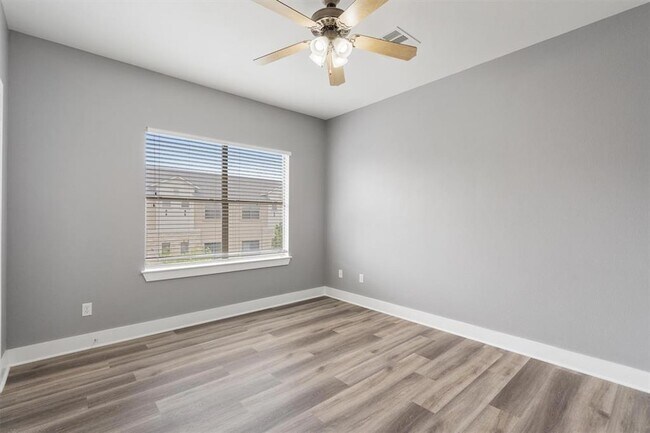 Building Photo - 13420 Lyndhurst St
