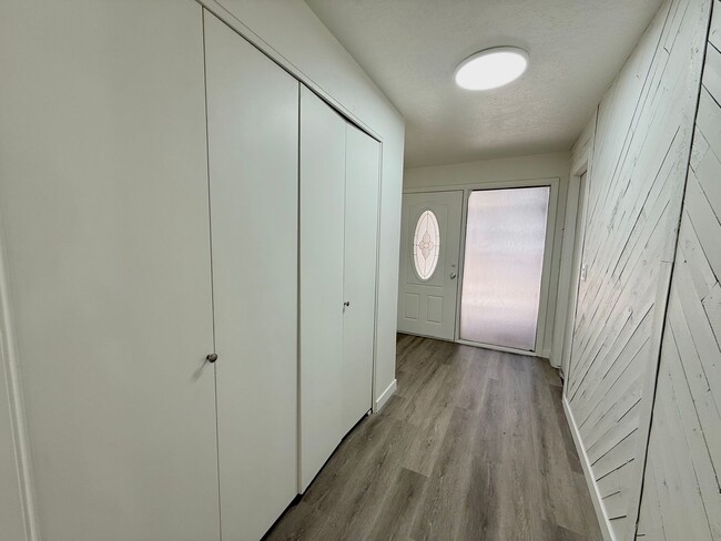 Building Photo - Open House June 20th | 3 Bedroom Townhome in Holladay