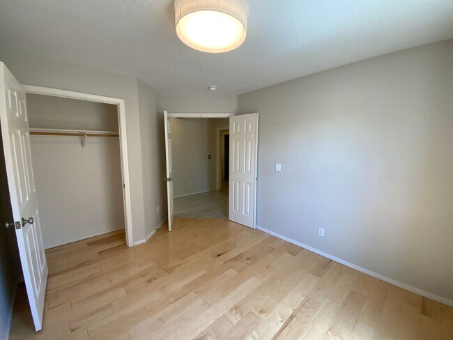 Building Photo - 3 Bedroom Single Story Home Available Near...