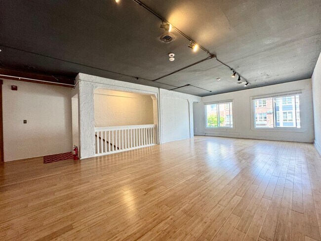 Building Photo - Queen Anne Loft Apartment