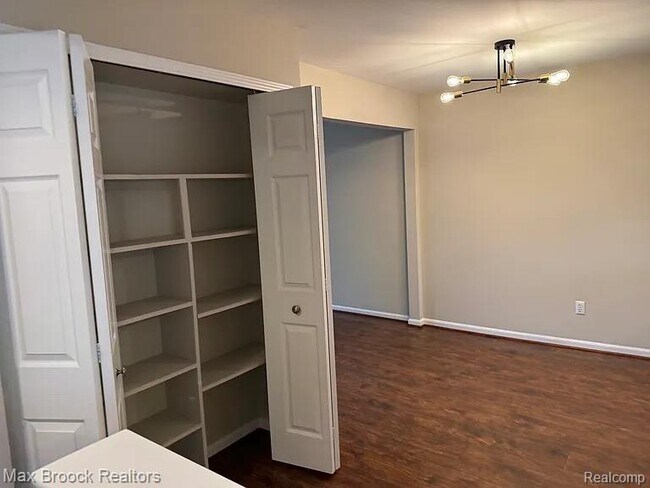 Building Photo - 42491 Plymouth Hollow Dr