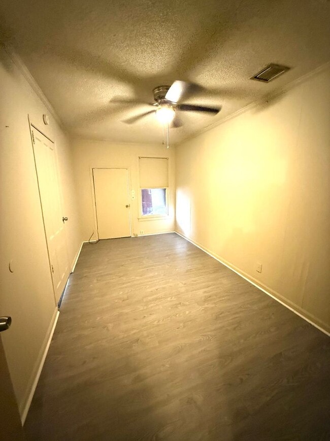 Building Photo - **1 Bed 1 Bath Duplex with bonus room Rent Ready** Call our self-showing number to schedule a tou...