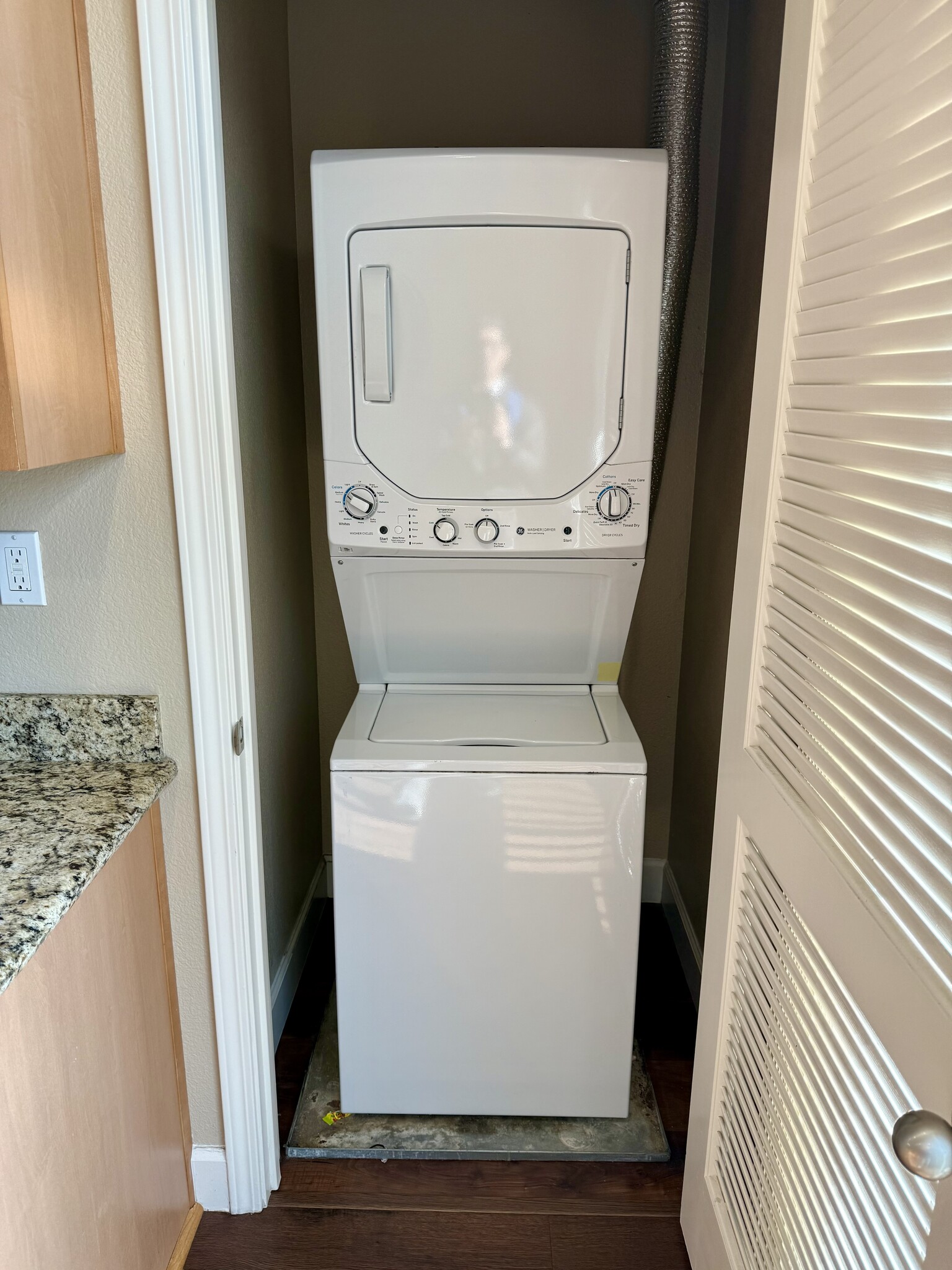 in unit w/d - 722 El Paseo Cir