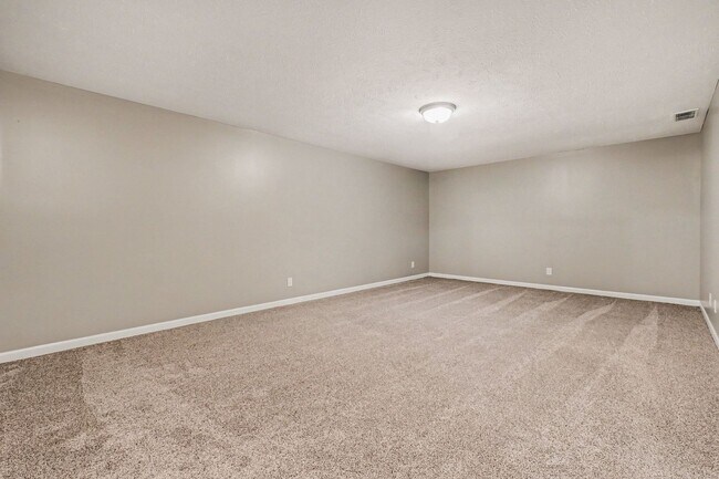 Building Photo - Great location, Just off Dodge and 168th!