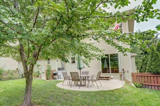 Building Photo - 3 bed / 3 bath House in Deforest!