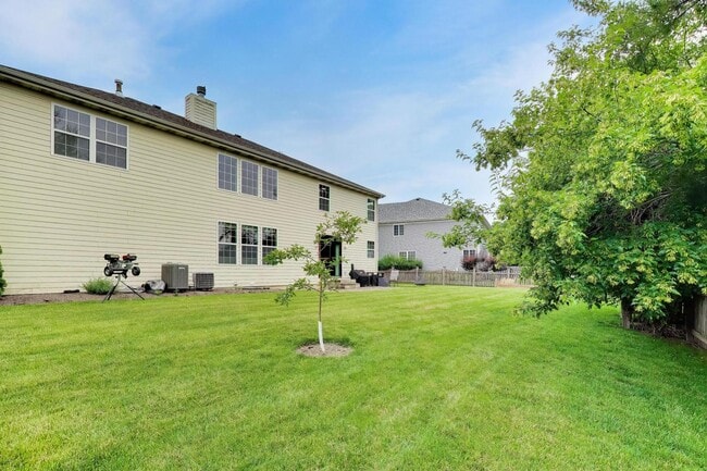 Building Photo - 18768 W Highfield Dr