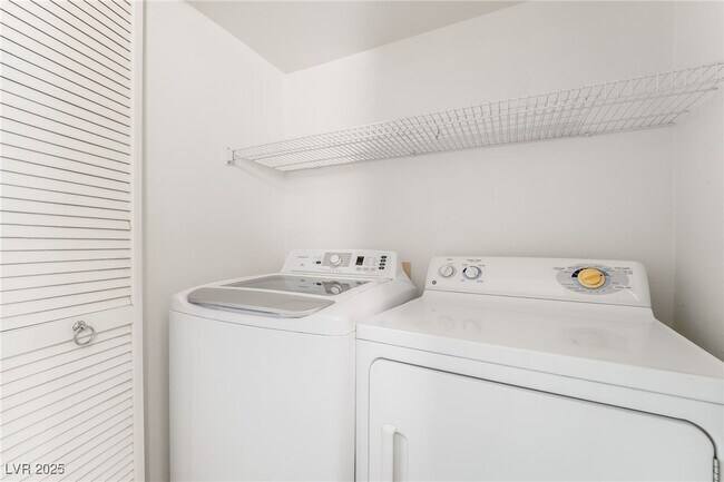Building Photo - 3059 Key Largo Dr