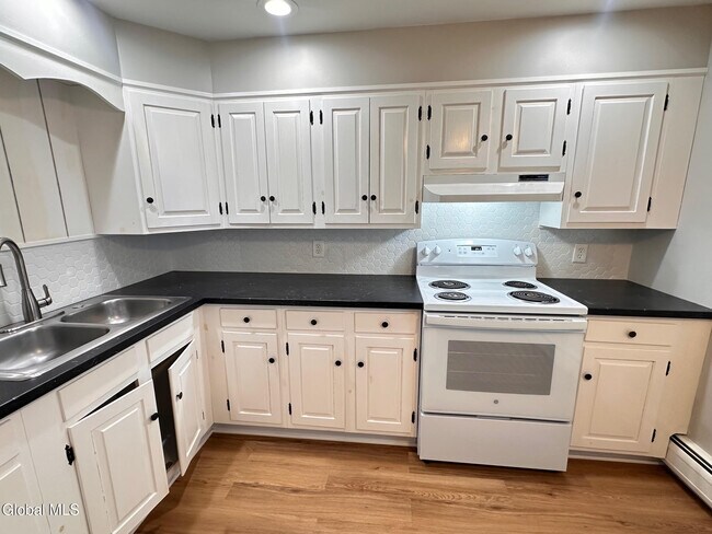 Building Photo - 23 River St