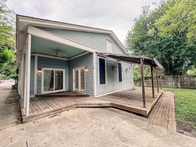 Building Photo - 305 W Brazos St