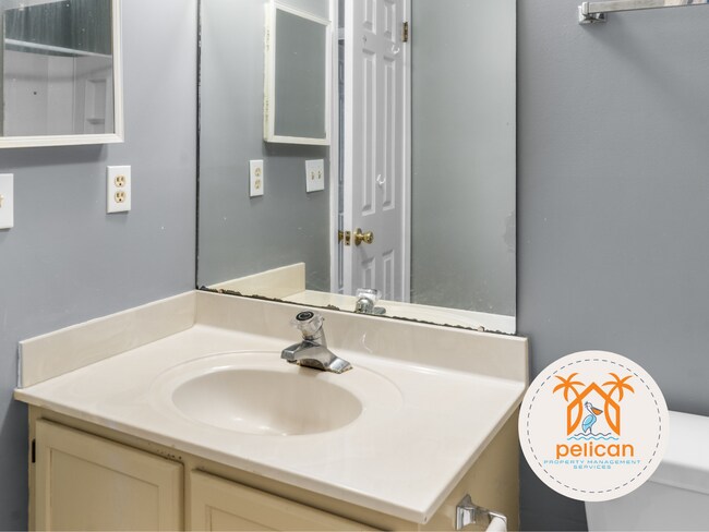 Building Photo - Bright townhome in the heart of Pensacola