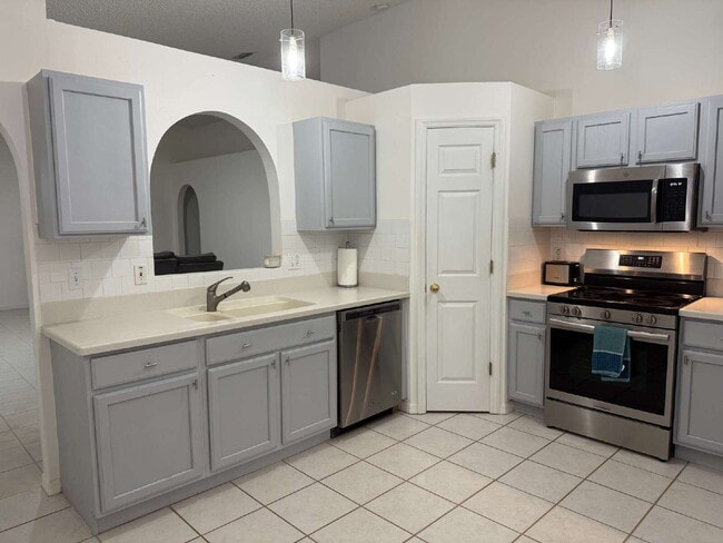 Building Photo - 3BR/2BA single-family home in gated community