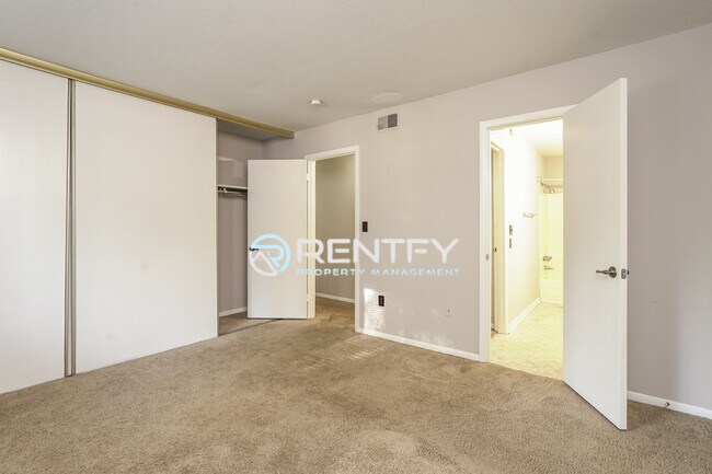 Building Photo - 2260 Sunderland Rd