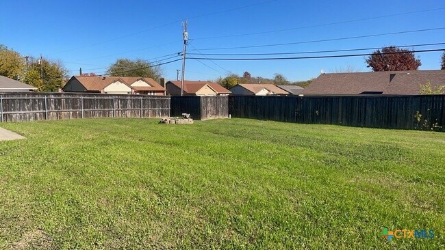 Building Photo - 2900 Southhill Dr