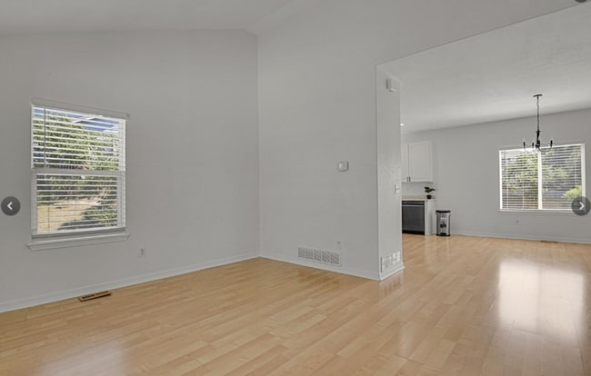 Building Photo - Long Realty & Property Management - Well Maintained 4 Bedroom Home in East Aurora