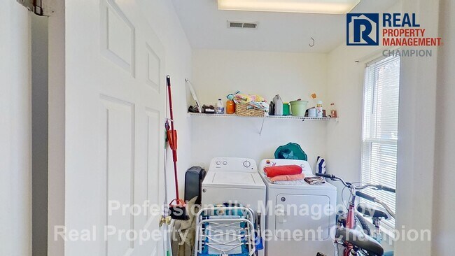 Building Photo - Adorable 2 BD Townhome with Private Patio