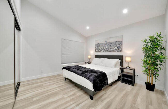 Building Photo - 5565 Ostin Ave