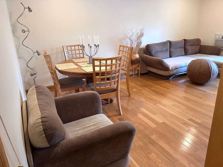 Building Photo - 140 Kenrick St