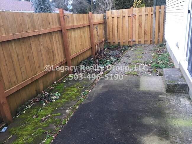 Building Photo - THREI05